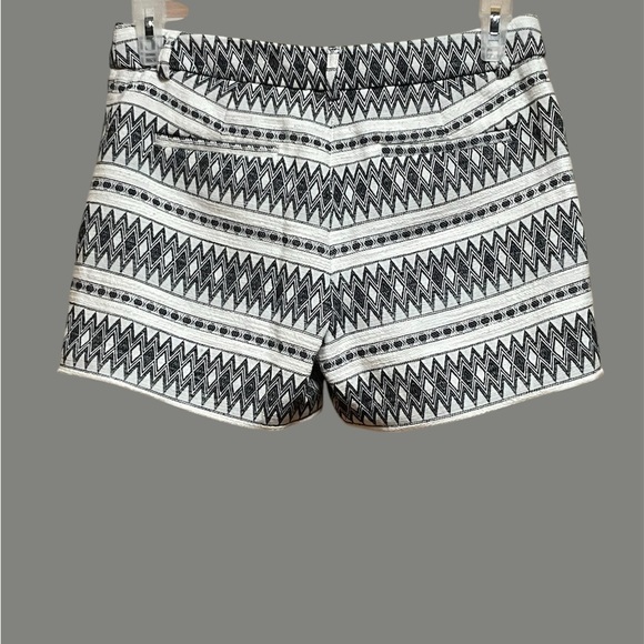 Artisan NY Women's Black and White Patterned Shorts size 6 - Picture 2 of 3